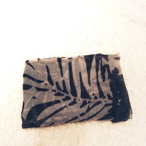 Black and white scarf